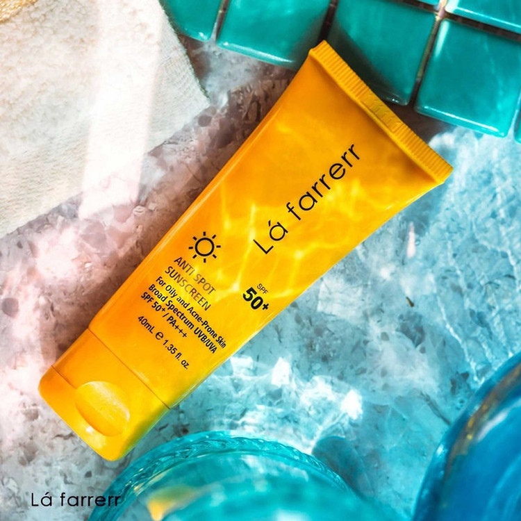 کرم ضد آفتاب بدون رنگ لافارر، مدل SPF50، مناسب پوست چرب و مستعد آکنه و حجم 40 میلیلیتر، محافظت کننده در برابر اشعه UVAو UVB، فاقد چربی، ضد حساسیت، غیر کومدونزا، +++PA، ضد لک، جوش و آکنه، تنظیم کننده ترشح چربی، با ماندگاری 2 ساعته