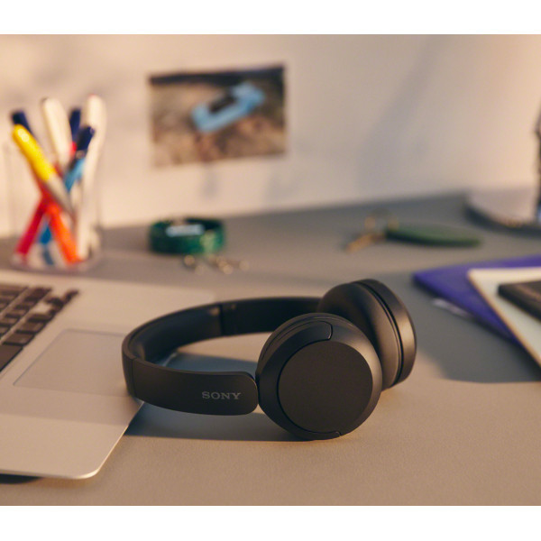 هدفون بلوتوثی سونی مدل WH-CH520 با نویز کنسلینگ فعال (ANC)، درگاه شارژ USB Type-C، دارای پشتیبانی از دستیار صوتی Google Assistant و Siri، طراحی چرخشی برای حمل و نگهداری آسان